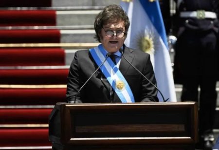 Polícia expulsa indígenas de praça na Argentina após Milei proibir fechamento de vias públicas