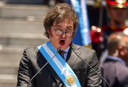 Pacote de Milei pode taxar brasileiros que estudam na Argentina