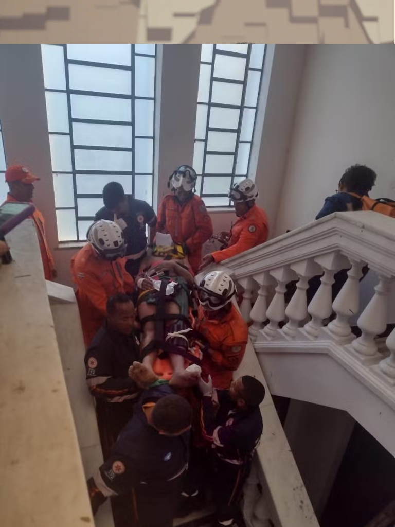 Dois operários ficam soterrados após laje de prédio desabar em bairro nobre de Salvador