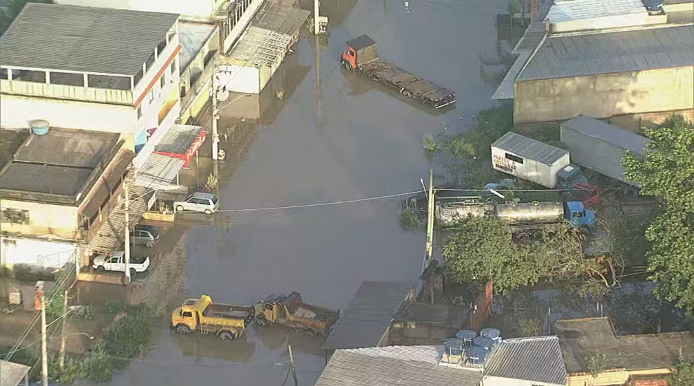 RJ tem bairro alagado e moradores ilhados após temporal que matou 11 RJ tem bairro alagado e moradores ilhados após temporal que matou 11