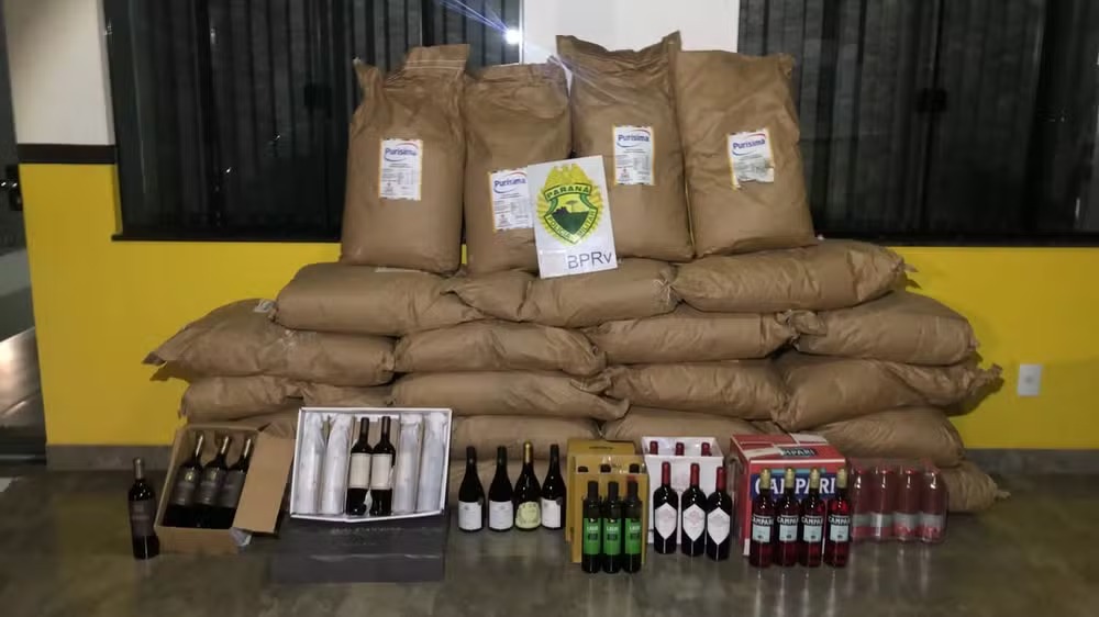 Polícia apreende van com 575 kg de leite em pó de origem argentina, no Paraná Polícia apreende van com 575 kg de leite em pó de origem argentina, no Paraná