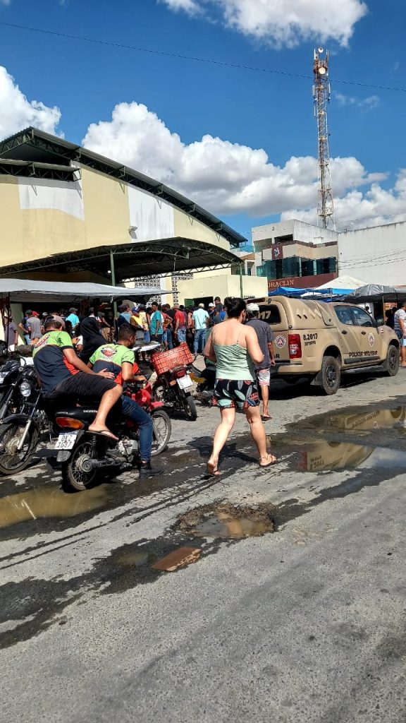 Homicídio com arma branca durante feira livre abala cidade de Coronel João Sá Homicídio com arma branca durante feira livre abala cidade de Coronel João Sá