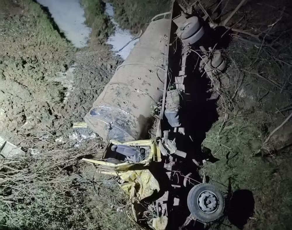 Adolescente morre e homem fica ferido após caminhão despencar de ribanceira em Carira Adolescente morre e homem fica ferido após caminhão despencar de ribanceira em Carira