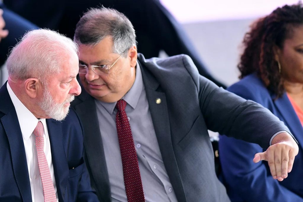 A dias da saída de Dino, Lula chama ministro para tratar de Yanomamis A dias da saída de Dino, Lula chama ministro para tratar de Yanomamis