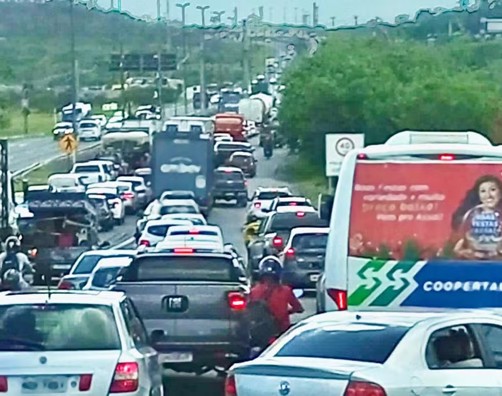 Colisão na BR-235 deixa dois feridos e trânsito travado na Grande Aracaju Colisão na BR-235 deixa dois feridos e trânsito travado na Grande Aracaju