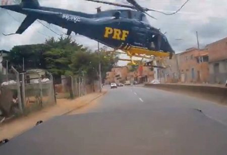 Belo Horizonte: Helicóptero da PRF despenca perto de carro que passava em avenida Belo Horizonte: Helicóptero da PRF despenca perto de carro que passava em avenida
