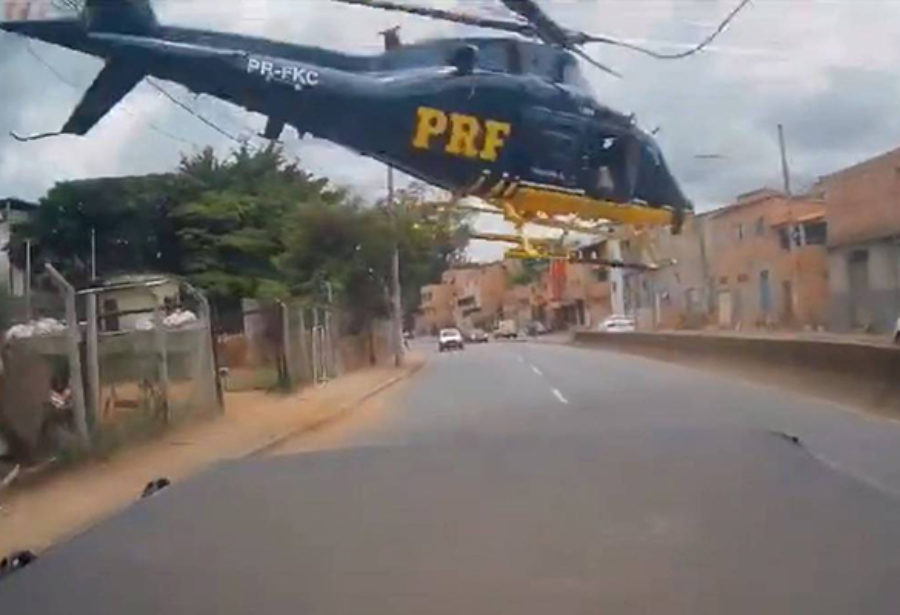 Belo Horizonte: Helicóptero da PRF despenca perto de carro que passava em avenida Belo Horizonte: Helicóptero da PRF despenca perto de carro que passava em avenida