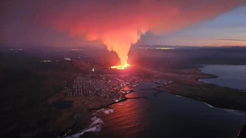 Vulcão entra em erupção no sudoeste da Islândia Vulcão entra em erupção no sudoeste da Islândia