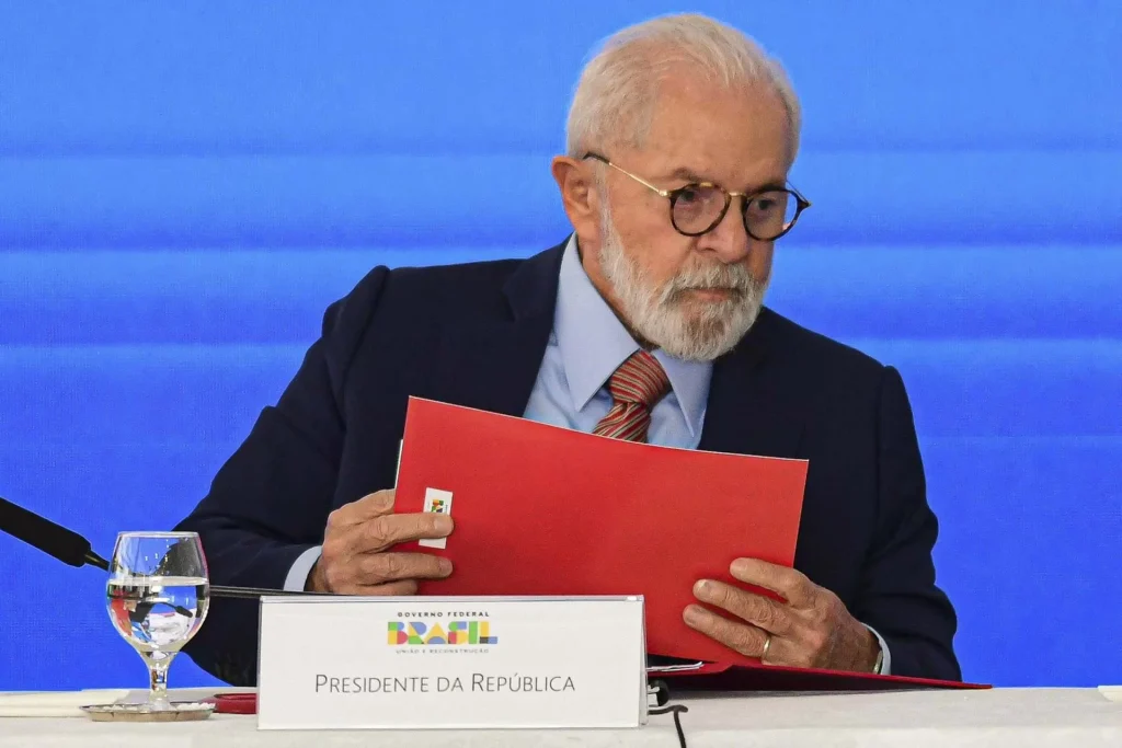Lula convoca ministério para estratégia política em meio à queda de popularidade