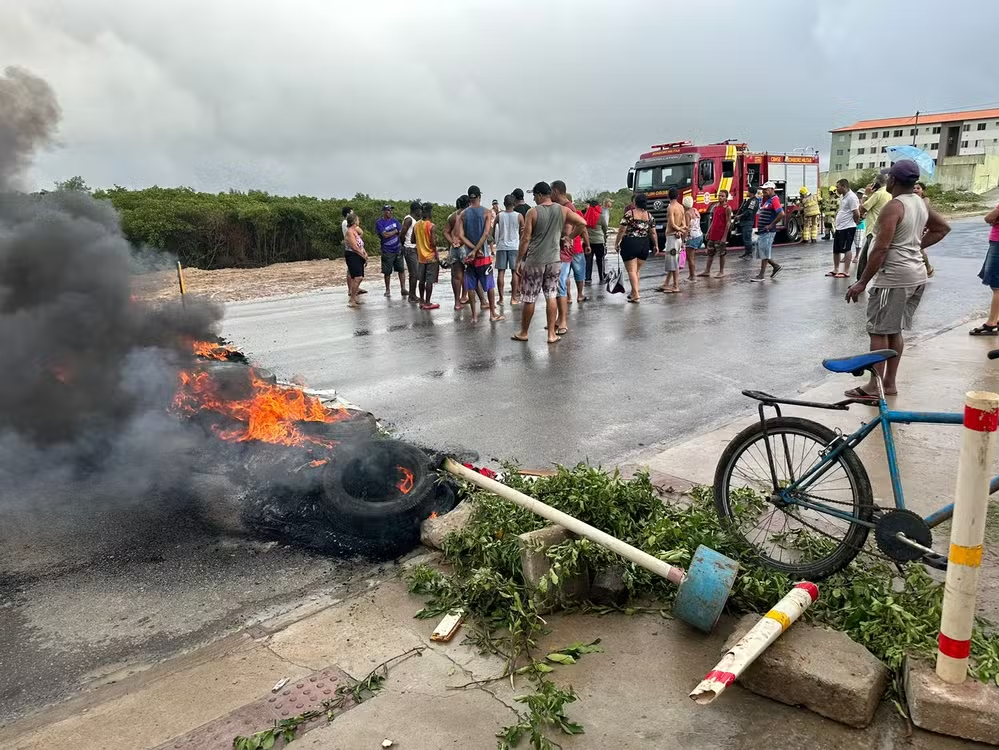 Manifestantes bloqueiam Avenida Euclides Figueredo em Aracaju por abandono de obra no loteamento Copacabana Manifestantes bloqueiam Avenida Euclides Figueredo em Aracaju por abandono de obra no loteamento Copacabana