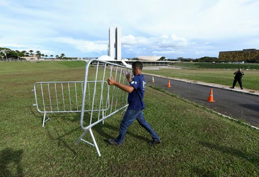 Congresso inicia retirada de grades de segurança um ano após ataques do 8 de Janeiro Congresso inicia retirada de grades de segurança um ano após ataques do 8 de Janeiro