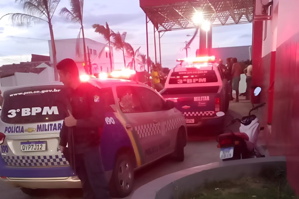Homem é esfaqueado em bar de Carira após suposta agressão a funcionárias; dono do estabelecimento está foragido e caso será investigado pela Polícia Civil Homem é esfaqueado em bar de Carira após suposta agressão a funcionárias; dono do estabelecimento está foragido e caso será investigado pela Polícia Civil