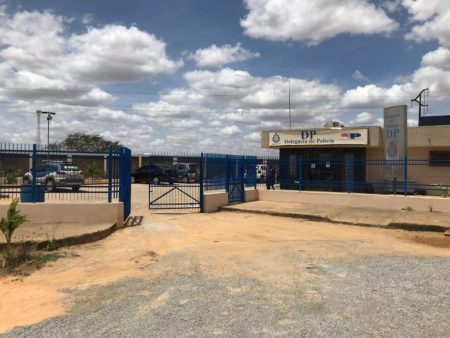 Empresário detido em Ribeira do Pombal-BA sob suspeita de envolvimento em homicídio ocorrido em Alagoas. Apreensão inclui arma de fogo