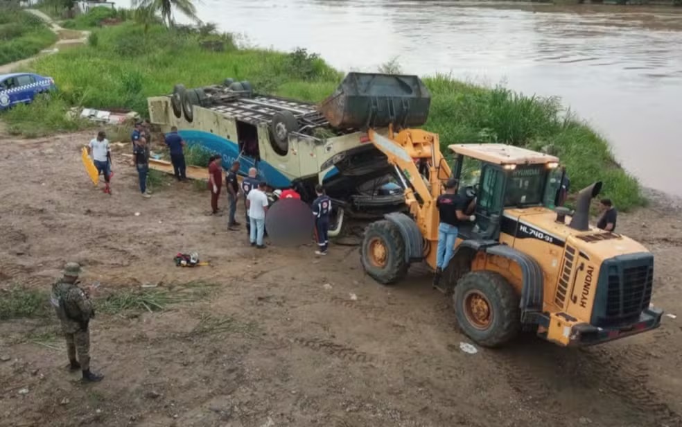 Cinco pessoas morrem após ônibus tombar em rodovia no sudoeste da Bahia Cinco pessoas morrem após ônibus tombar em rodovia no sudoeste da Bahia