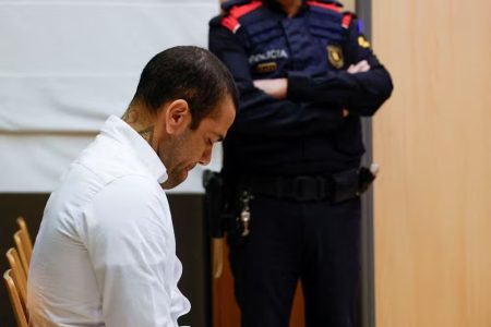 Daniel Alves é condenado a 4 anos e 6 meses de prisão por estupro Daniel Alves é condenado a 4 anos e 6 meses de prisão por estupro