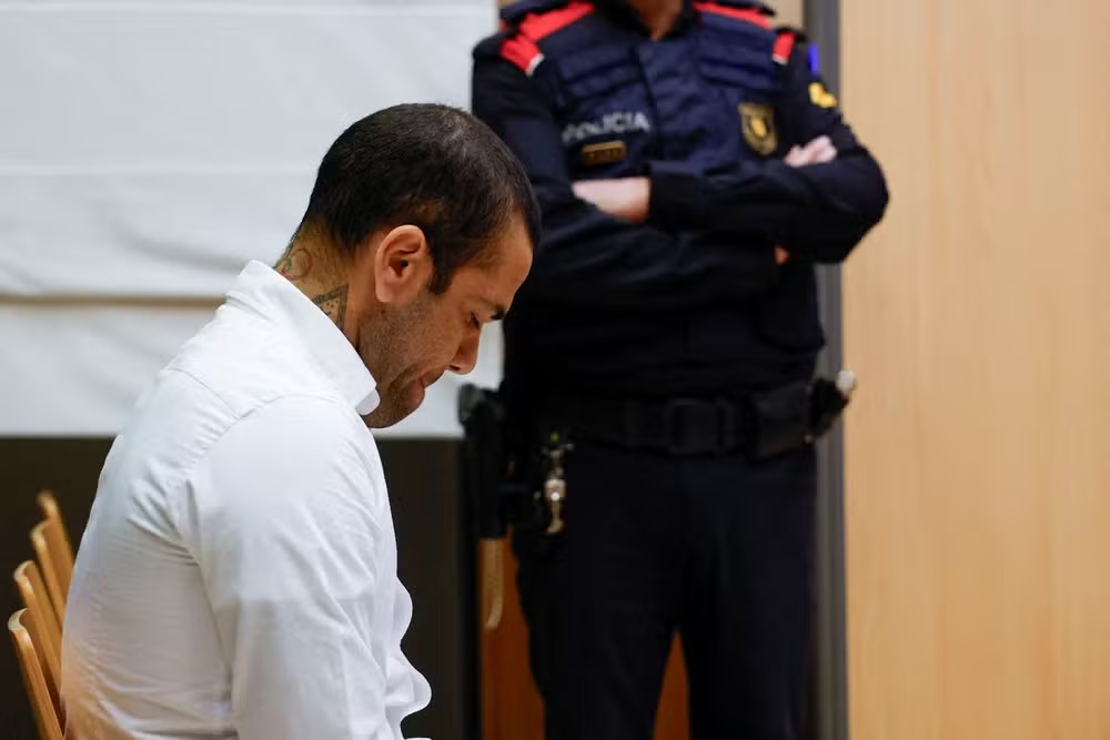 Daniel Alves é condenado a 4 anos e 6 meses de prisão por estupro Daniel Alves é condenado a 4 anos e 6 meses de prisão por estupro