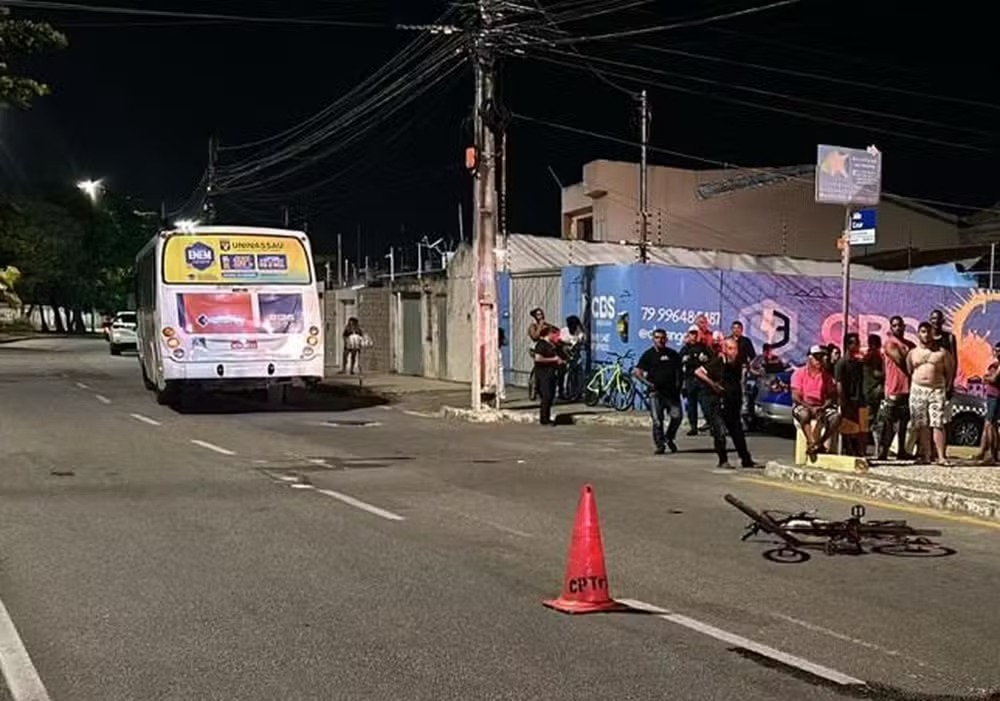 Ciclista morre após bater em bicicleta motorizada e ser atropelada por ônibus na Zona Sul de Aracaju Ciclista morre após bater em bicicleta motorizada e ser atropelada por ônibus na Zona Sul de Aracaju