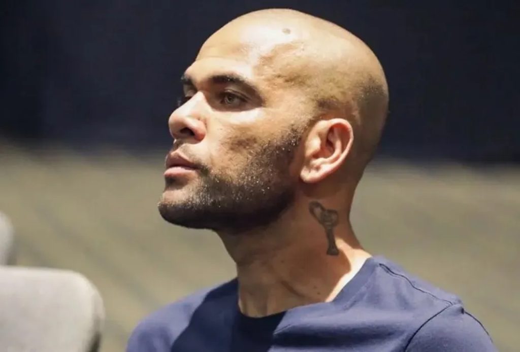 Ex-jogador Daniel Alves permanece detido, julgamento encerra sem veredito Ex-jogador Daniel Alves permanece detido, julgamento encerra sem veredito