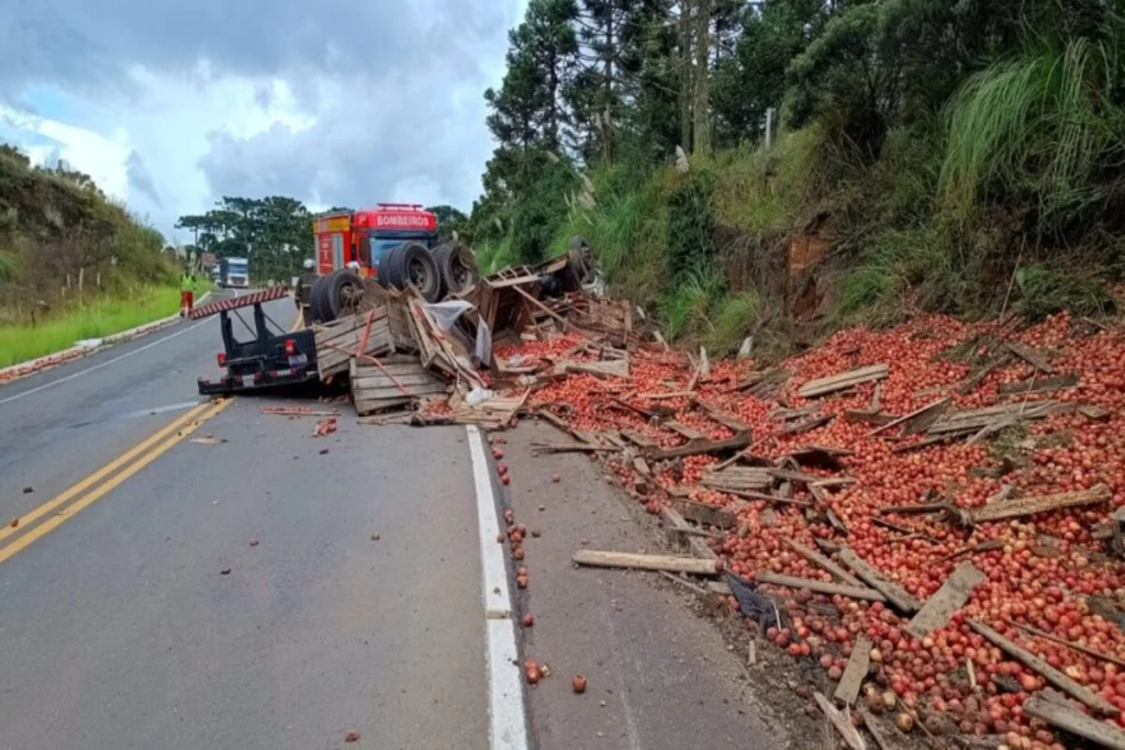 Tragédia em São Joaquim: casal morre após caminhão carregado de maçã tombar na SC-110 Tragédia em São Joaquim: casal morre após caminhão carregado de maçã tombar na SC-110