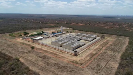 Governo Lula instala barras de ferro em vão de celas de Mossoró e planeja construir muralha Governo Lula instala barras de ferro em vão de celas de Mossoró e planeja construir muralha