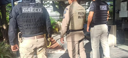 Três policiais militares e um penal da Bahia são investigados por vender fuzis em aplicativo de mensagens Três policiais militares e um penal da Bahia são investigados por vender fuzis em aplicativo de mensagens