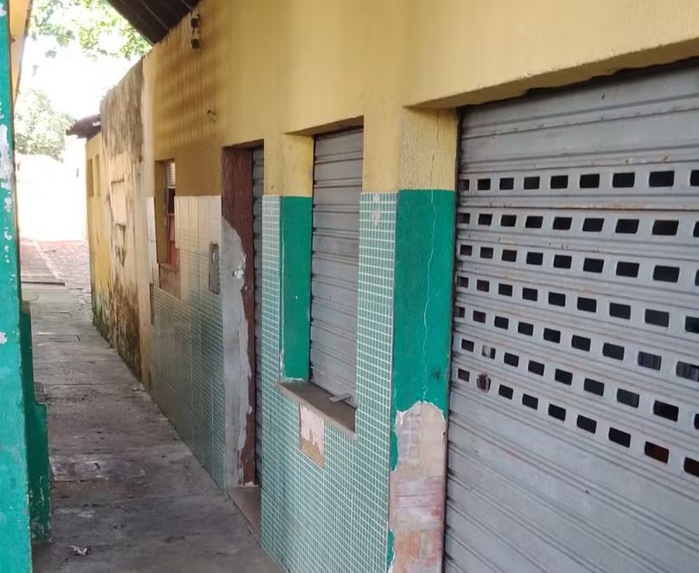 Vândalos invadem mercado municipal e levam mercadorias no Bairro Siqueira Campos em Aracaju Vândalos invadem mercado municipal e levam mercadorias no Bairro Siqueira Campos em Aracaju