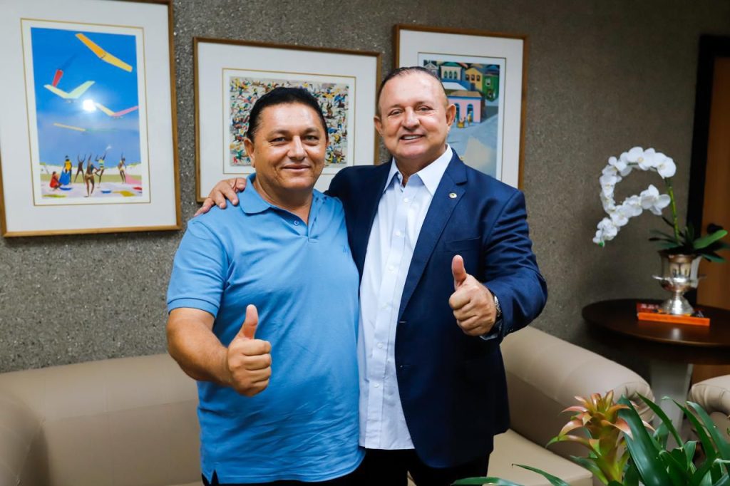 Deputado Adolfo Menezes e vereador Neguinho de João Galego conversam sobre melhorias para Santa Brígida