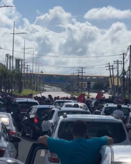 Protestos interrompem trânsito na Avenida Paralela, uma das principais de Salvador, na manhã desta sexta-feira