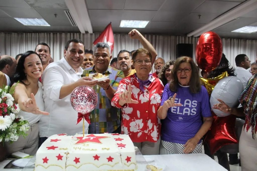 Deputada Fátima Nunes marca presença na celebração dos 44 Anos do PT na Alba: uma tarde de história e compromisso Deputada Fátima Nunes marca presença na celebração dos 44 Anos do PT na Alba: uma tarde de história e compromisso
