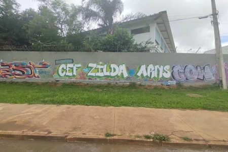 Aluno é esfaqueado em frente a colégio do DF e fica em estado grave Aluno é esfaqueado em frente a colégio do DF e fica em estado grave
