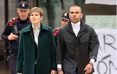 Ex-jogador Daniel Alves paga fiança milionária equivalente a R$ 5,5 milhões e deixa prisão na Espanha Ex-jogador Daniel Alves paga fiança milionária equivalente a R$ 5,5 milhões e deixa prisão na Espanha