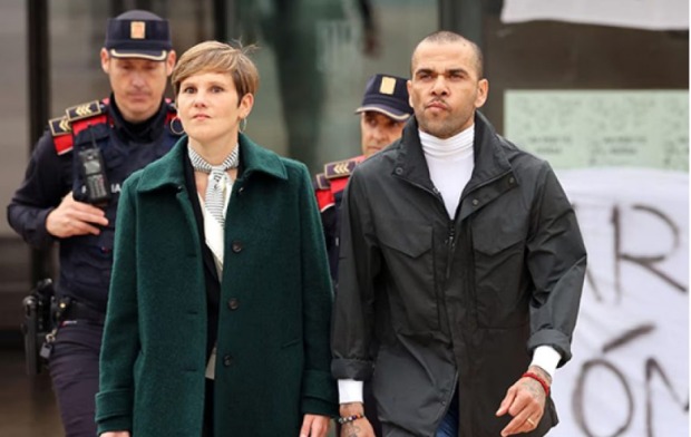 Ex-jogador Daniel Alves paga fiança milionária equivalente a R$ 5,5 milhões e deixa prisão na Espanha Ex-jogador Daniel Alves paga fiança milionária equivalente a R$ 5,5 milhões e deixa prisão na Espanha