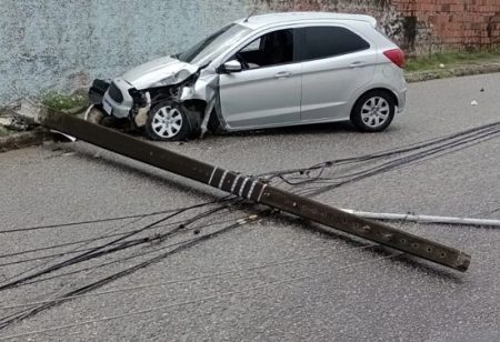 Condutor bate carro e derruba dois postes de energia em Aracaju