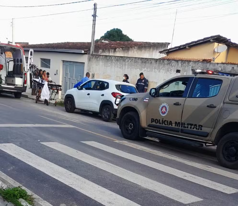 Tragédia em Alagoinhas: criança de 4 anos morre após ser esquecida em carro; pai deveria tê-la levado à escola Tragédia em Alagoinhas: criança de 4 anos morre após ser esquecida em carro; pai deveria tê-la levado à escola