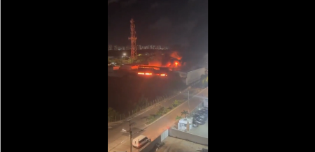 Incêndio de grandes proporções em Aracaju: fábrica de colchões, academia e loja de estofados são consumidas pelo fogo na Av. Tancredo Neves