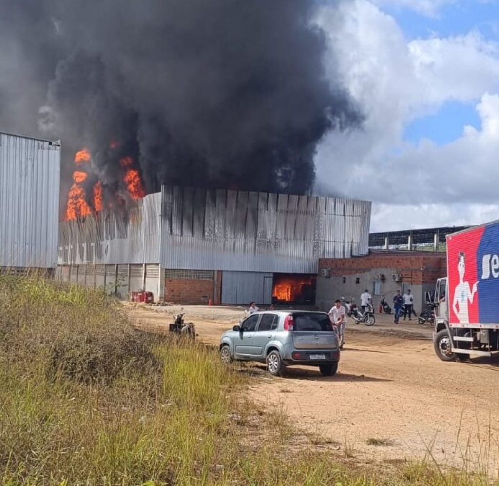 Incêndio de grandes proporções devasta fábrica de colchões em Simão Dias-SE Incêndio de grandes proporções devasta fábrica de colchões em Simão Dias-SE
