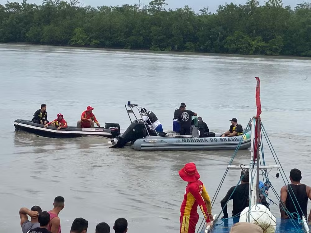 Embarcação à deriva: Autoridades iniciam resgate de corpos no litoral de Bragança, Pará, em investigação internacional Embarcação à deriva: Autoridades iniciam resgate de corpos no litoral de Bragança, Pará, em investigação internacional