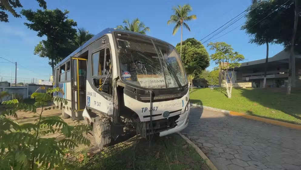 Motorista do micro-ônibus se apresenta à polícia após tragédia que deixou 5 mortos e 27 pessoas feridas Motorista do micro-ônibus se apresenta à polícia após tragédia que deixou 5 mortos e 27 pessoas feridas