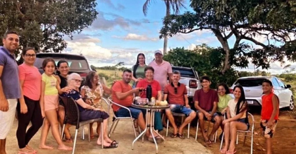 DO SERTÃO AO LITORAL: FÁTIMA NUNES VISITA O POVOADO TAQUARA, EM PARIPIRANGA BAHIA. DO SERTÃO AO LITORAL: FÁTIMA NUNES VISITA O POVOADO TAQUARA, EM PARIPIRANGA BAHIA.