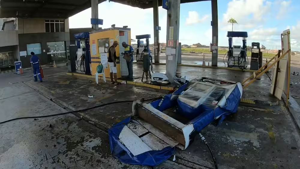 Acidente na orla de Salvador: carro colide com bomba de posto de combustíveis e deixa cinco feridos Acidente na orla de Salvador: carro colide com bomba de posto de combustíveis e deixa cinco feridos
