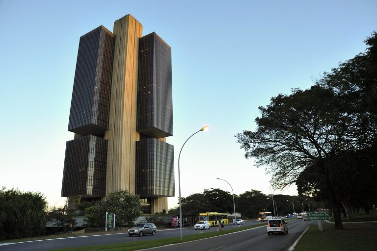 Expectativas do Boletim Focus: Projeções para a Selic em 2024 sobem para 9,5% devido a mudanças no cenário nacional e internacional Expectativas do Boletim Focus: Projeções para a Selic em 2024 sobem para 9,5% devido a mudanças no cenário nacional e internacional