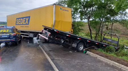 Acidente entre caminhão e guincho deixa um morto e dois feridos na BR-101 em SE Acidente entre caminhão e guincho deixa um morto e dois feridos na BR-101 em SE