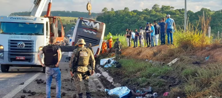 Ônibus de turismo tomba em Teixeira de Freitas, deixando 9 mortos e 23 feridos na BR 101 Ônibus de turismo tomba em Teixeira de Freitas, deixando 9 mortos e 23 feridos na BR 101