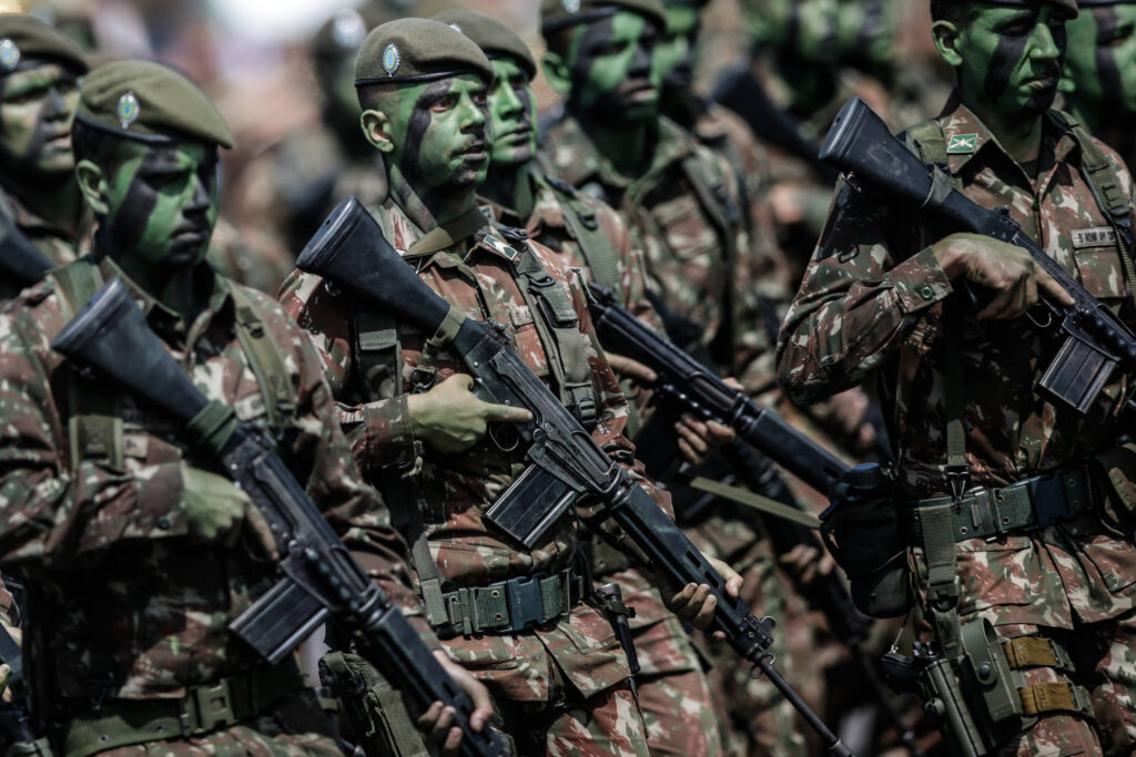 Licitação de R$ 5,1 milhões do Exército favorece empresa de Elon Musk, apontam especialistas Licitação de R$ 5,1 milhões do Exército favorece empresa de Elon Musk, apontam especialistas