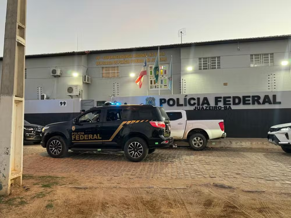 Polícia Federal da Bahia desarticula organização criminosa envolvendo policiais e comerciantes de armas Polícia Federal da Bahia desarticula organização criminosa envolvendo policiais e comerciantes de armas