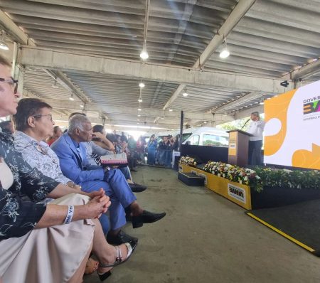 Deputada Fátima Nunes participa da entrega de vans escolares para municípios da Bahia