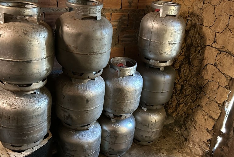 Ação policial resulta na apreensão de oito botijões de gás e drogas em Capela, SE Ação policial resulta na apreensão de oito botijões de gás e drogas em Capela, SE