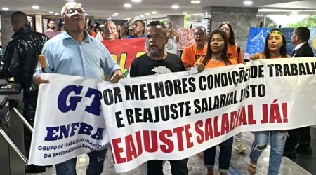 Servidores públicos estaduais protestam na AL-BA contra reajuste salarial de 4% e pedem 10%