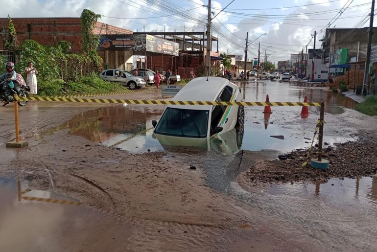 Taxi cai em cratera em Aracaju após abertura de buraco causado por problema na rede de esgoto; abastecimento comprometido até às 15h Taxi cai em cratera em Aracaju após abertura de buraco causado por problema na rede de esgoto; abastecimento comprometido até às 15h