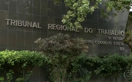 Operadora de teleatendimento transsexual recebe indenização de R$ 10 mil por não ter nome social respeitado em Salvador
